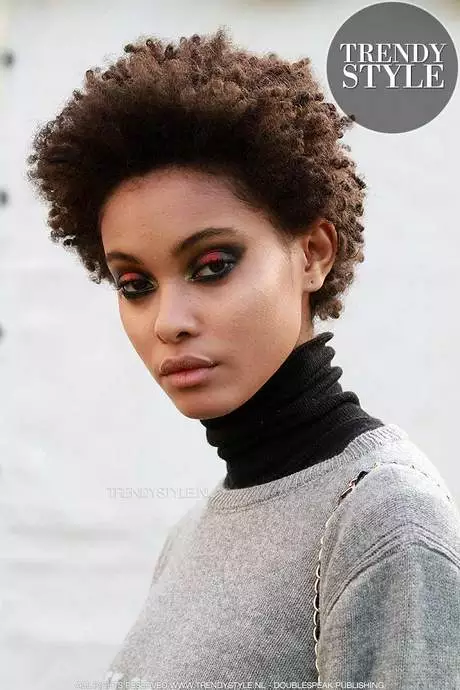 Afro kapsel kort vrouw afro-kapsel-kort-vrouw-26_12-4